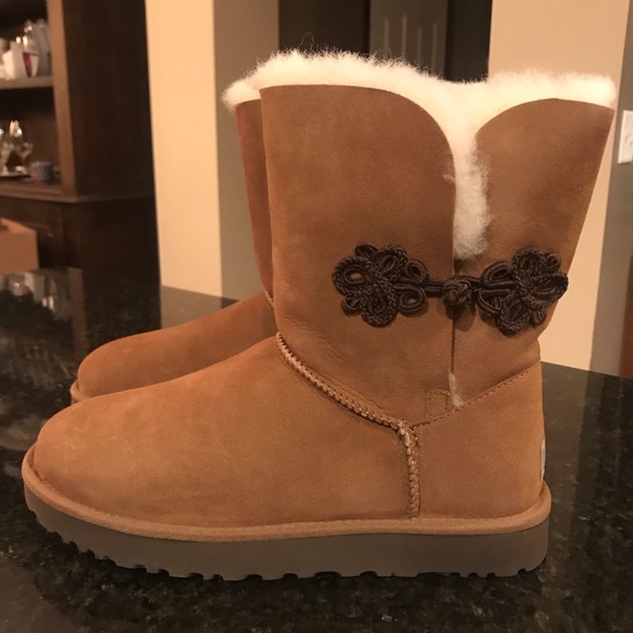 New UGG Mariko Boots, Short Chestnut UGGs, 8 & 9 - Picture 7 of 8